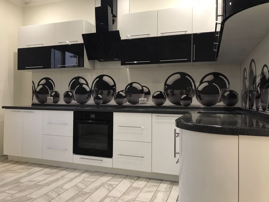 Панель на кухонный гарнитур с черными шарами