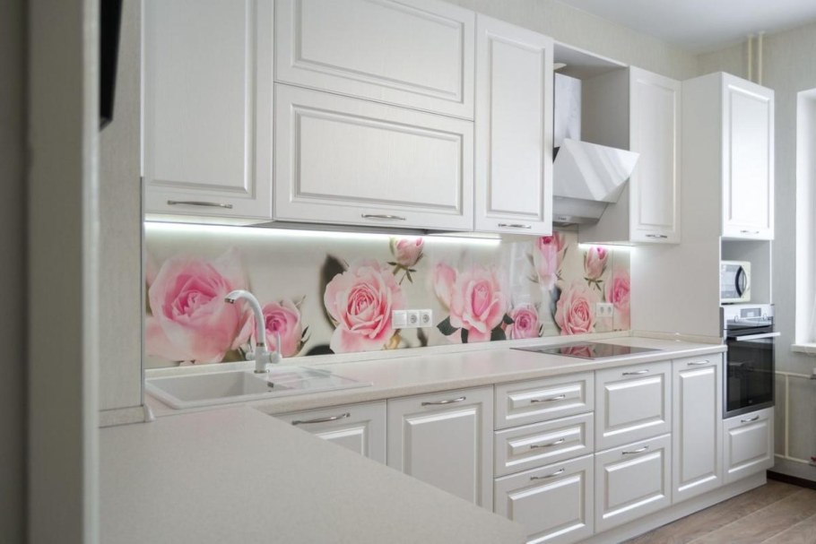 Стеклянный фартук для белой кухни