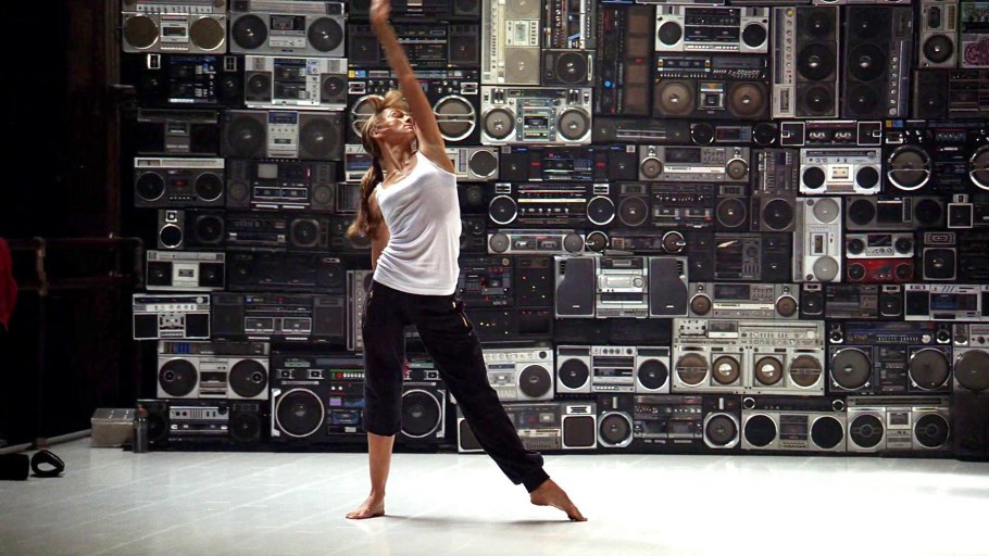 Девушка с магнитофоном