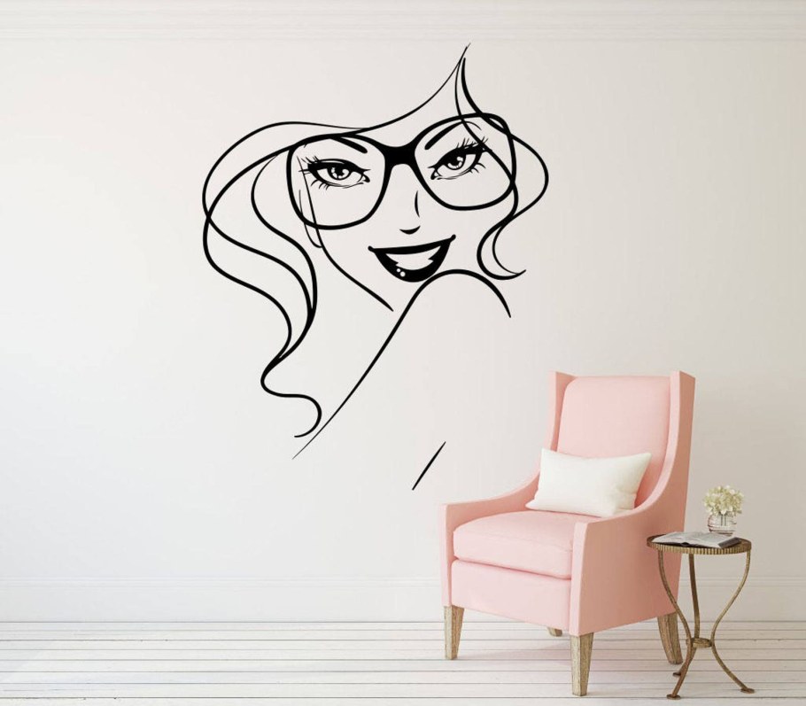 Интерьерная наклейка модница