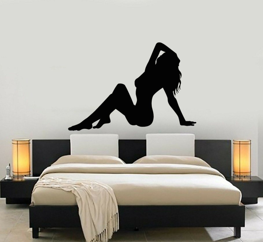 Женщина у стены