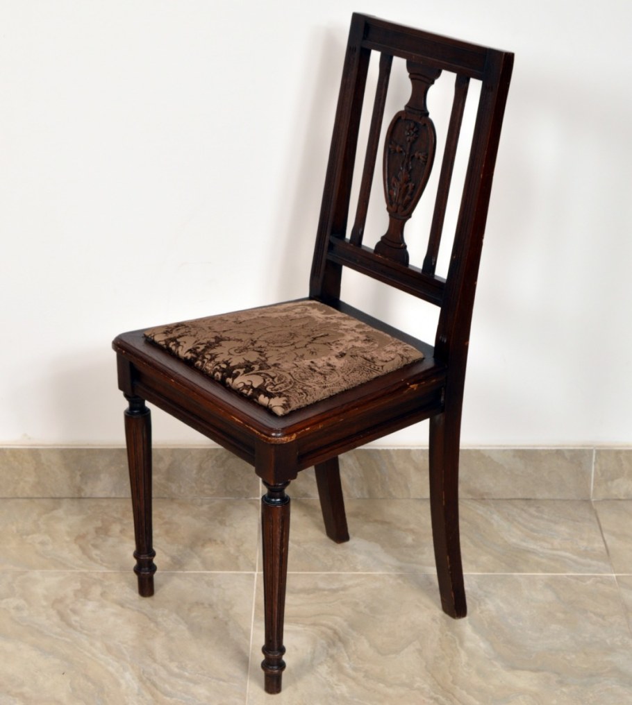 Стул с резной спинкой
