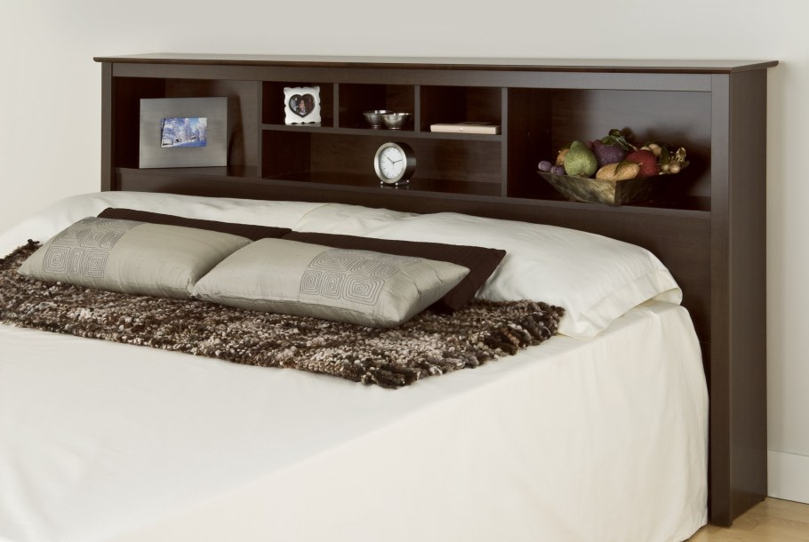 Кровать с полками в изголовье