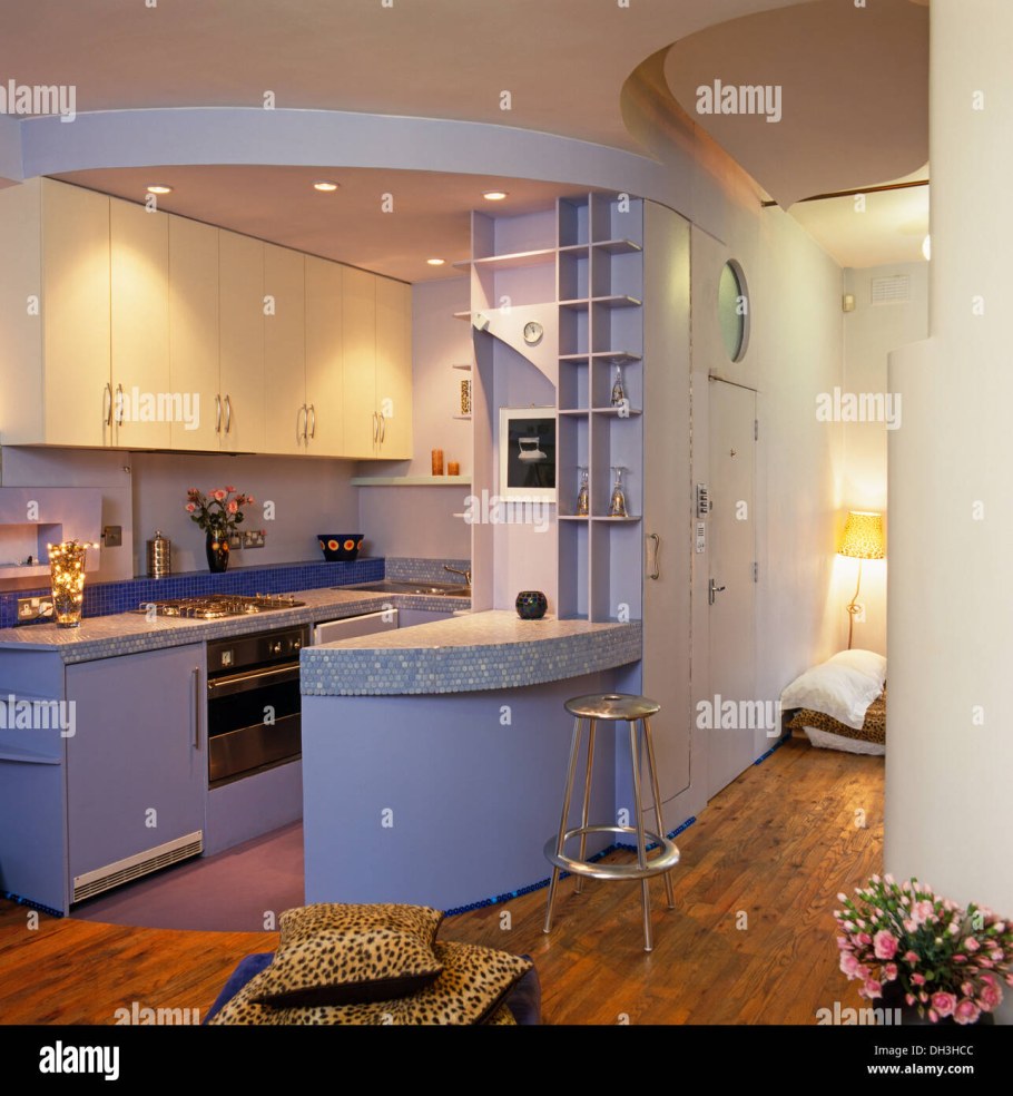 Кухня гостиная с барной стойкой полукруглой