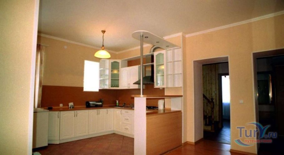 Барная стойка в стене между кухней и коридором