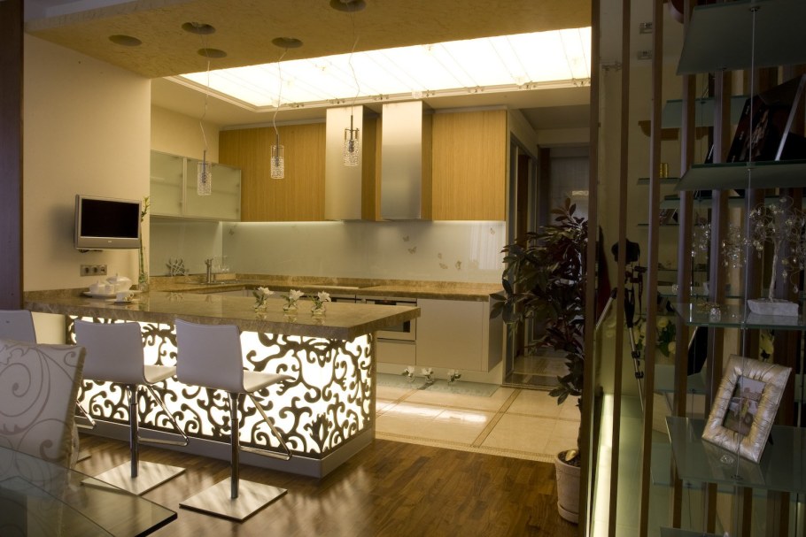 Барная стойка с колонной между кухней и гостиной