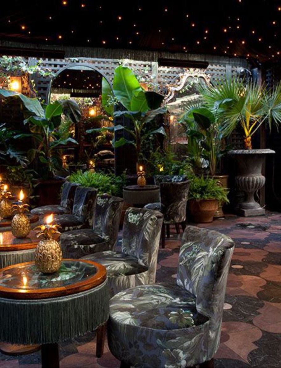 Тропический интерьер ресторана