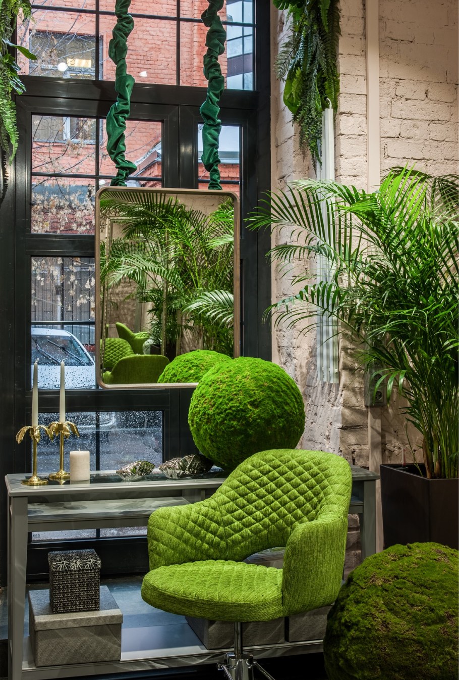 Интерьер салона с зеленью