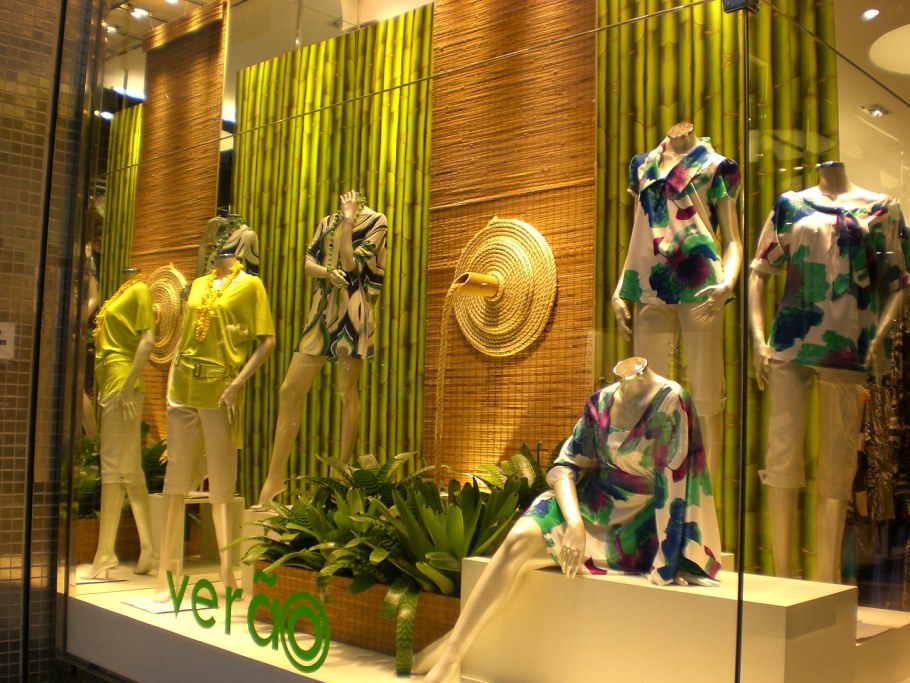 Украшение витрины одежды на лето