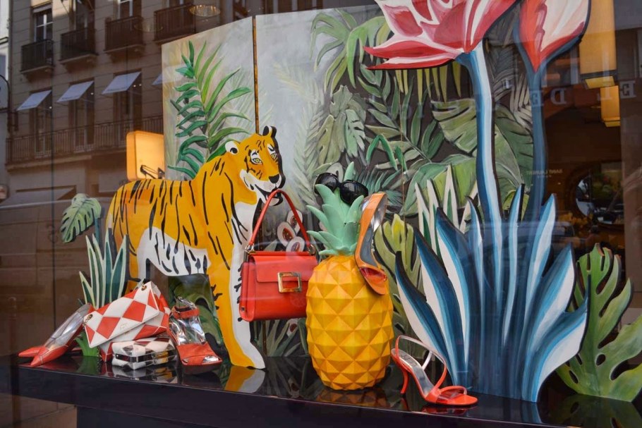 Витрины магазинов в тропическом стиле