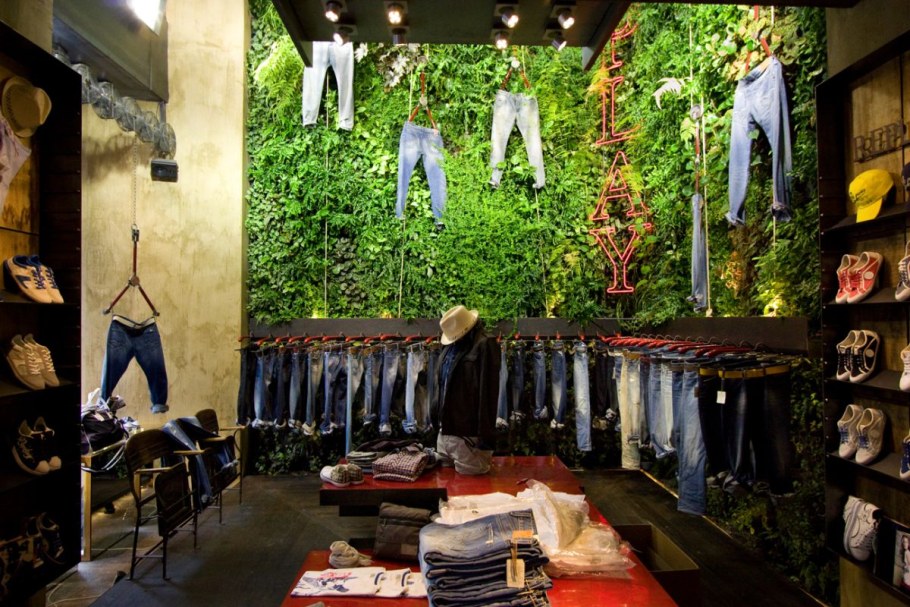 Необычный интерьер магазина одежды