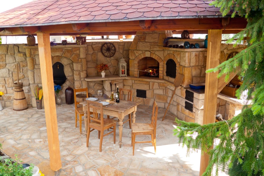 Летняя кухня из натурального камня