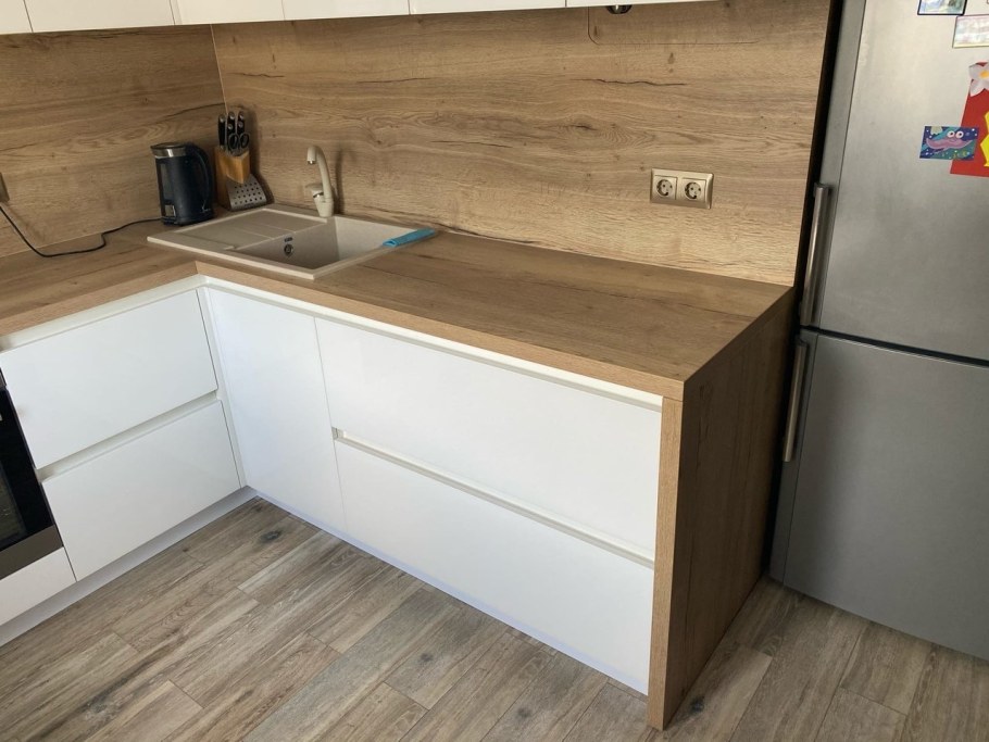 Стол Эггер кухонный