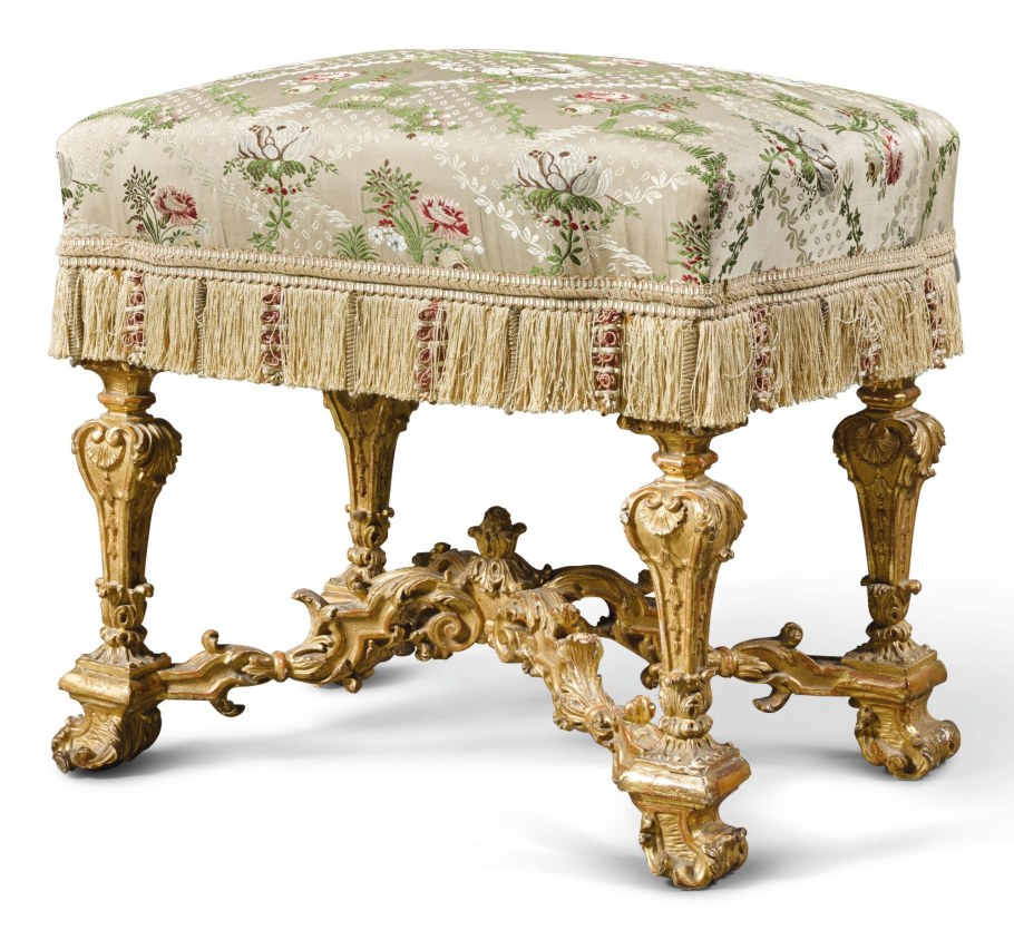 Табуретка в стиле рококо
