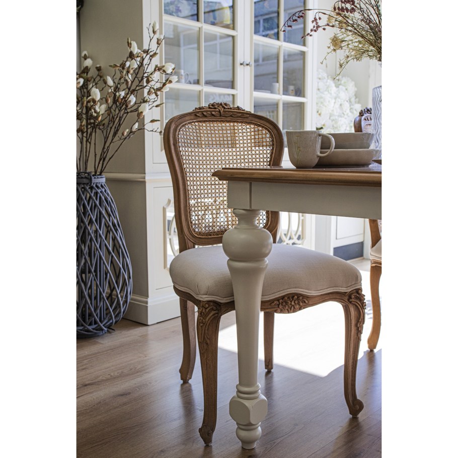 Красивый стол в интерьере