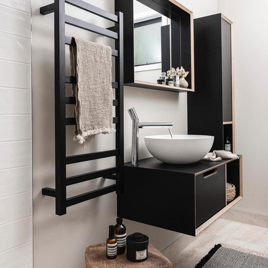 Черный полотенцесушитель в интерьере ванной