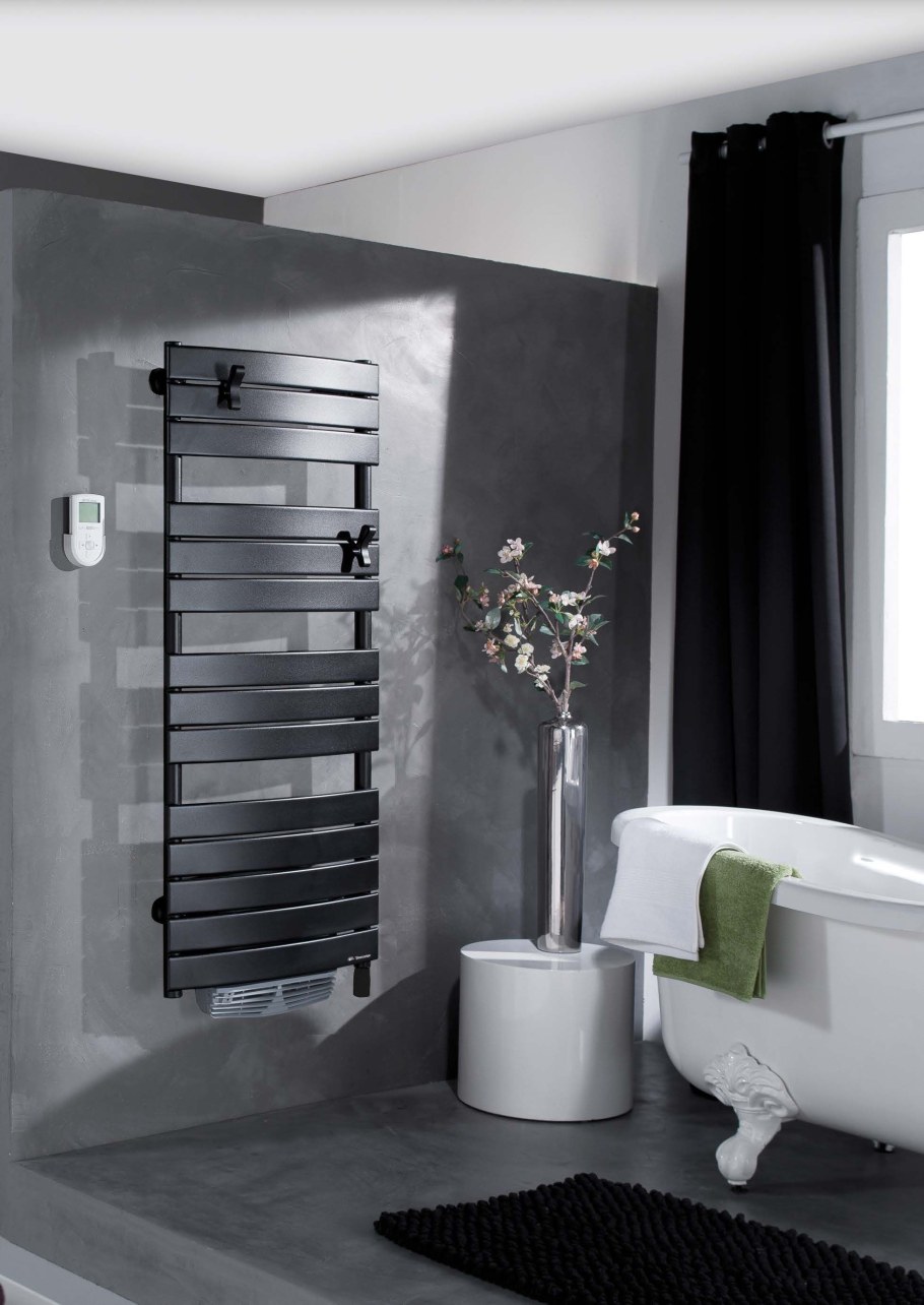 Черный полотенцесушитель в душевой