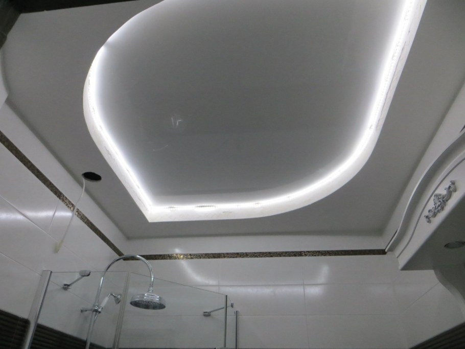 Двухуровневый натяжной потолок в ванной