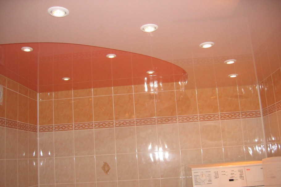 Натяжной потолок в ванной