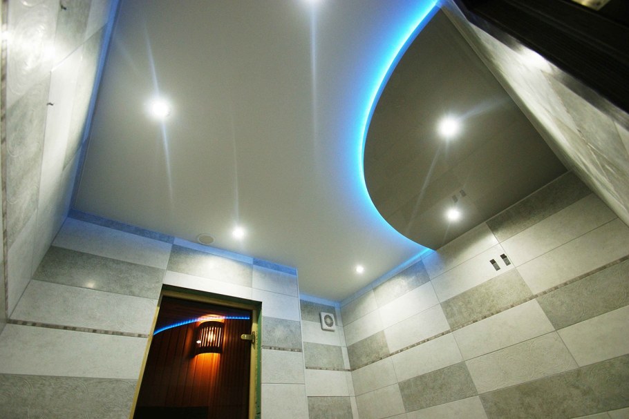 Натяжной потолок в ванную