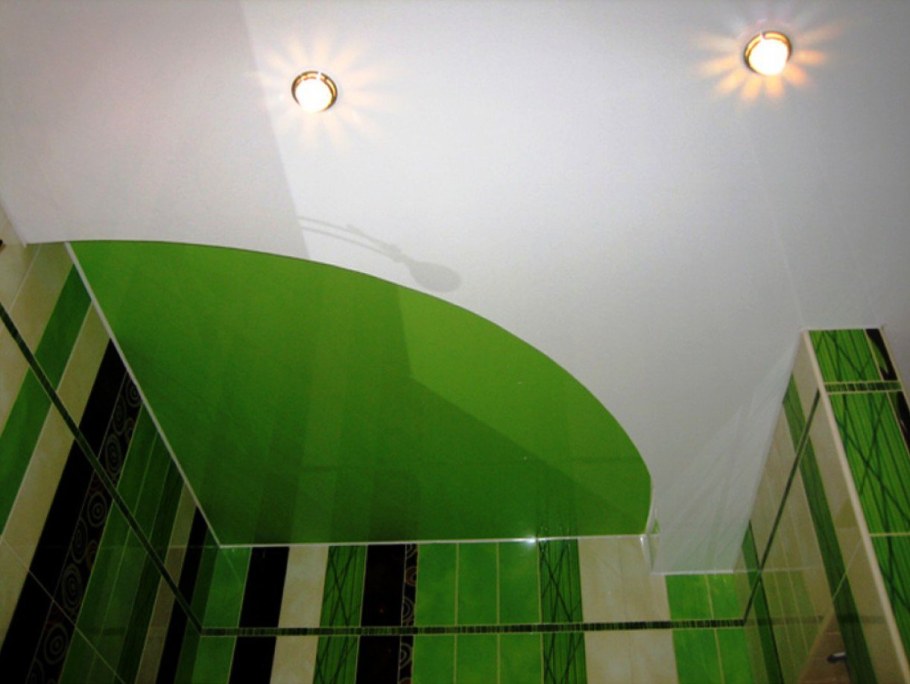 Зеленый натяжной потолок в ванной