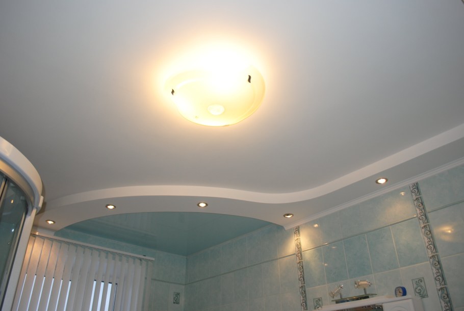 Двухуровневый натяжной потолок в ванной