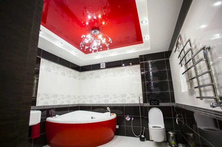 Натяжной потолок в ванной