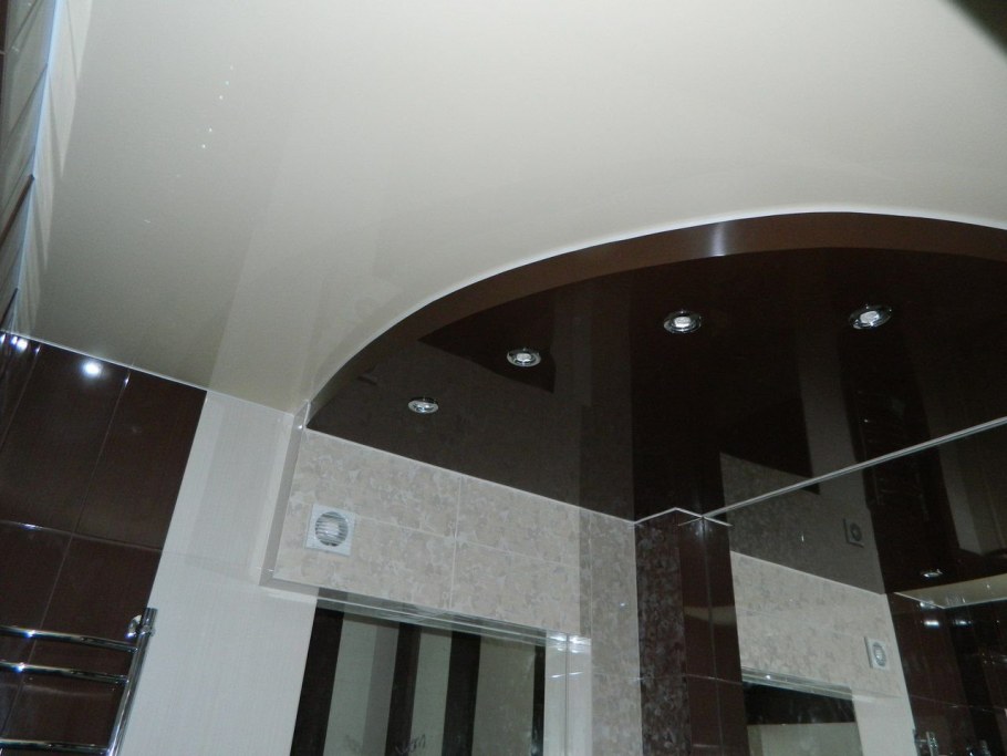 Двухуровневые натяжные потолки в ванную