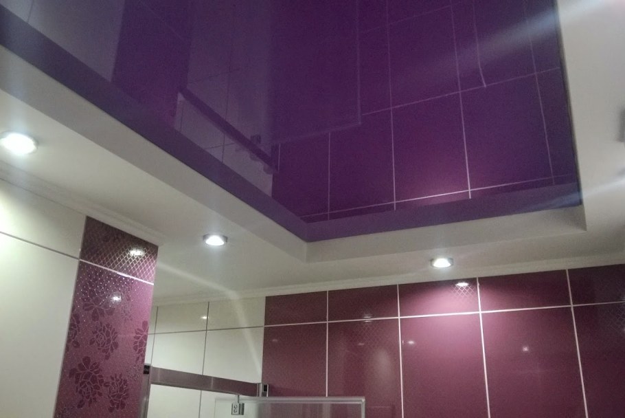 Сиреневый натяжной потолок в ванной
