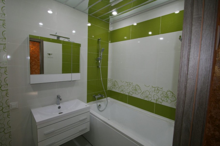 Бело зеленая ванная комната