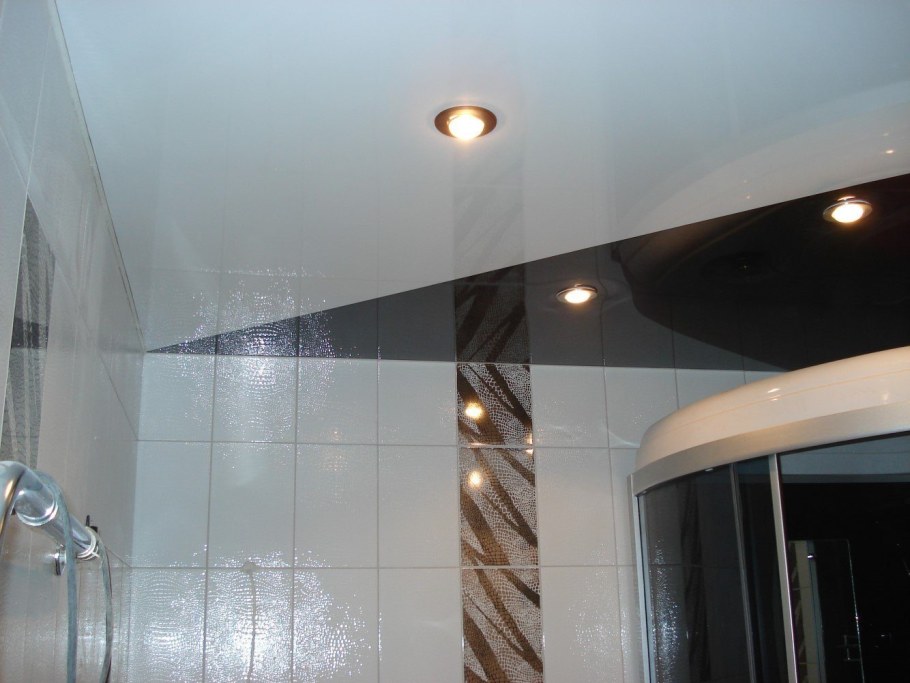 Двухцветный потолок в ванной