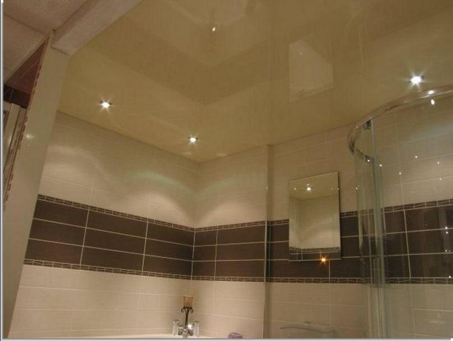 Натяжной потолок в ванной