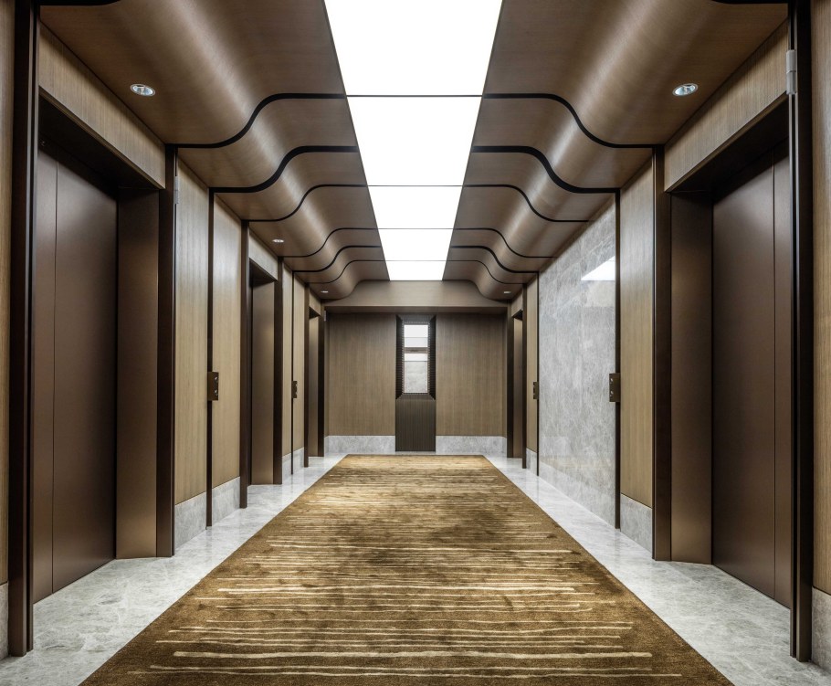 Длинный офисный коридор