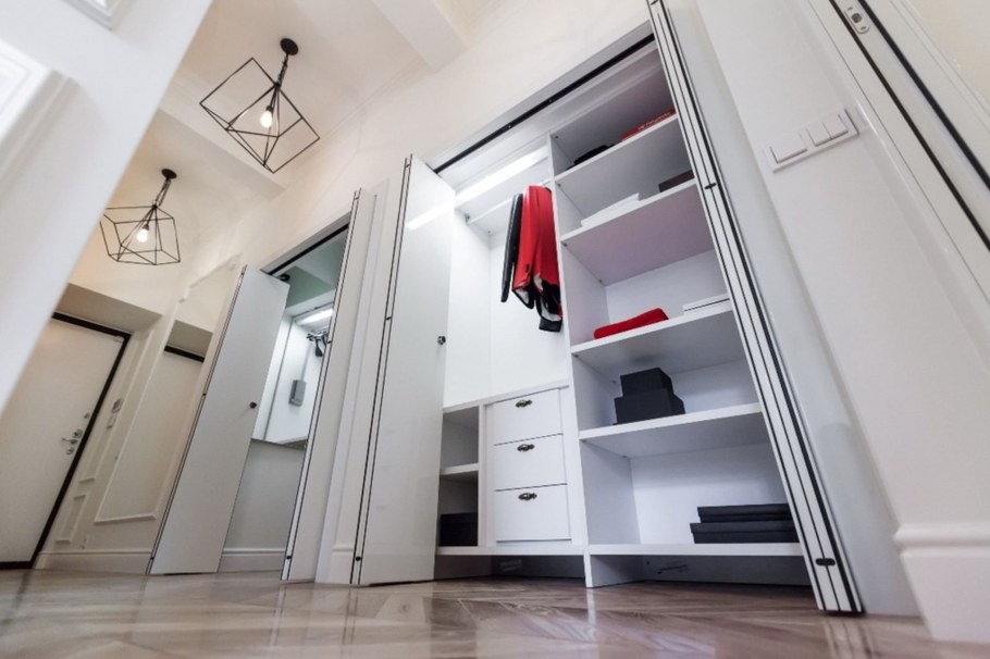 Прихожая в современном стиле с гардеробной