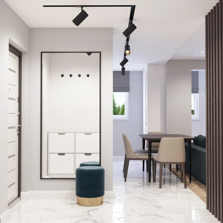 Зеркало в потолок в прихожей