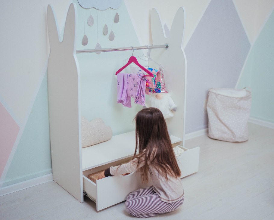 Детские полочки с вешалками