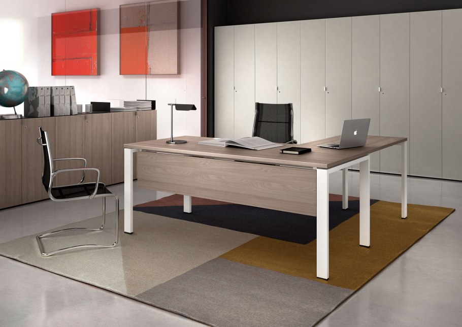 Стол на опорах для руководителя