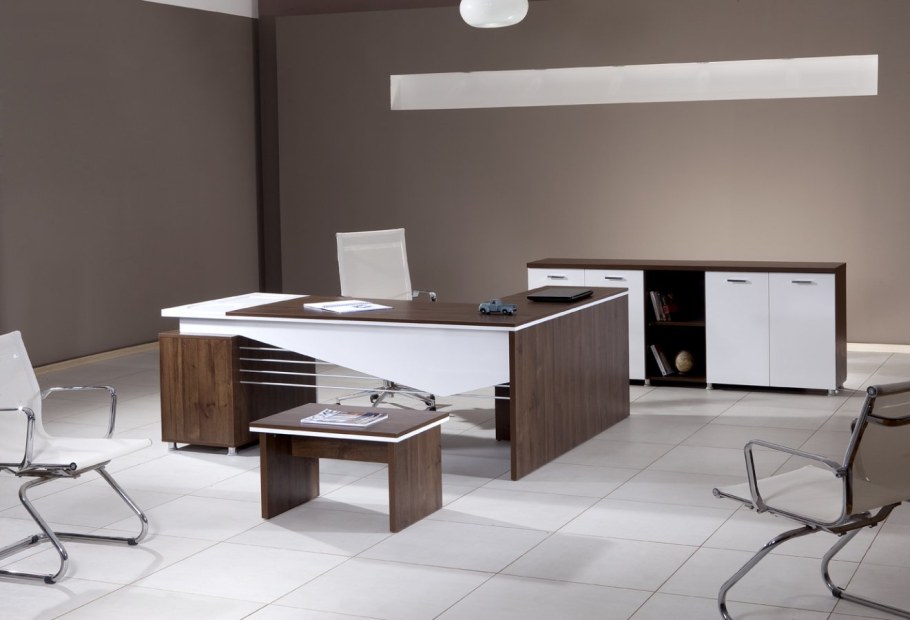 Стол офисный коричневый