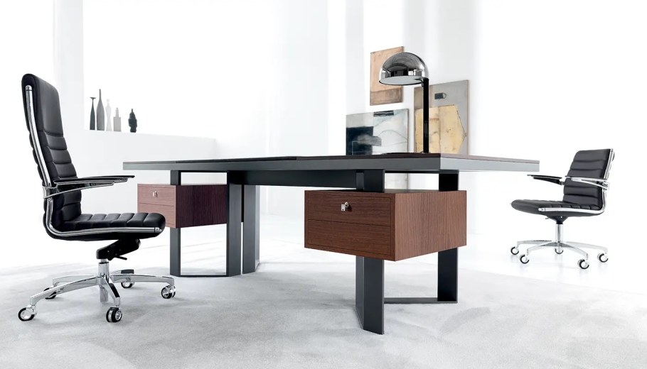 Desk Lloyd IVM