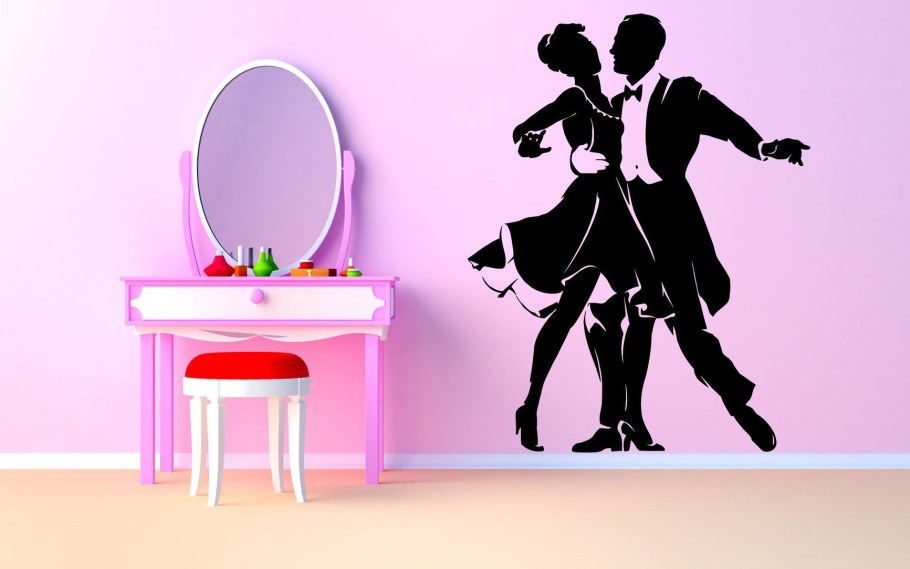 Пара у стены