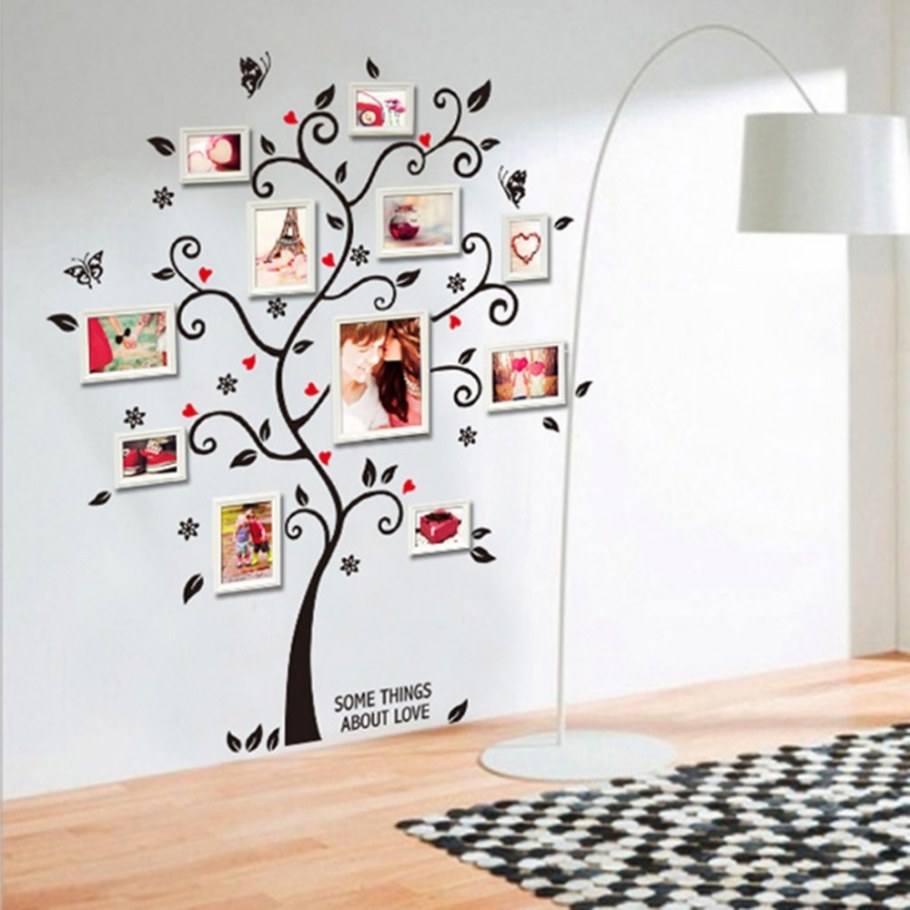 Дерево с фоторамками на стену в интерьере