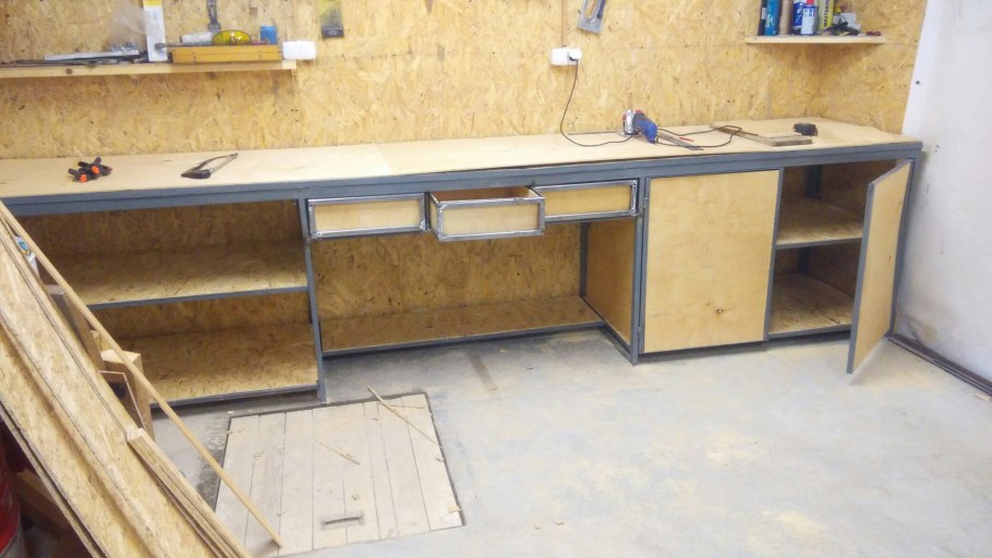 Верстак из ОСБ В гараже