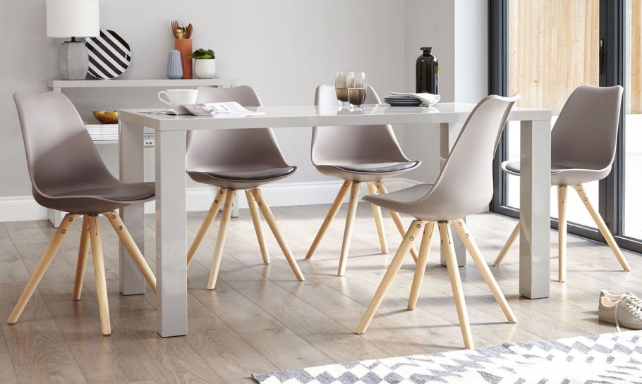 Стул Eames бежевый