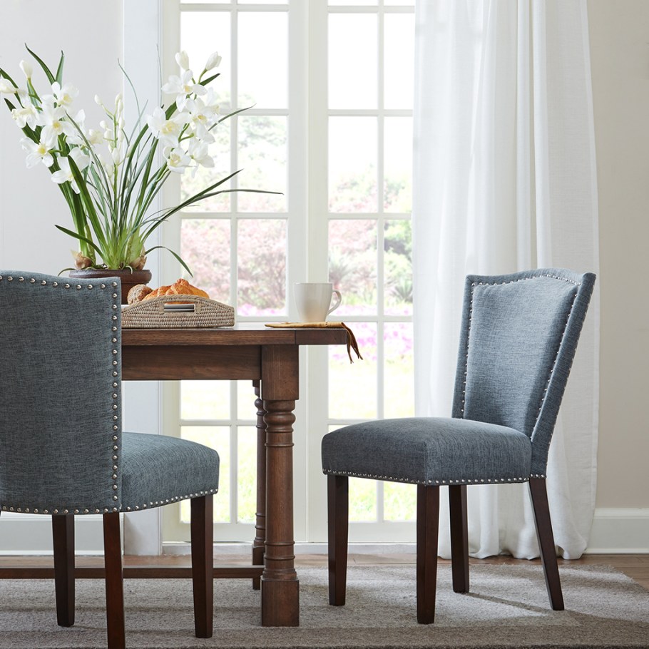 Серые кухонные стулья в интерьере