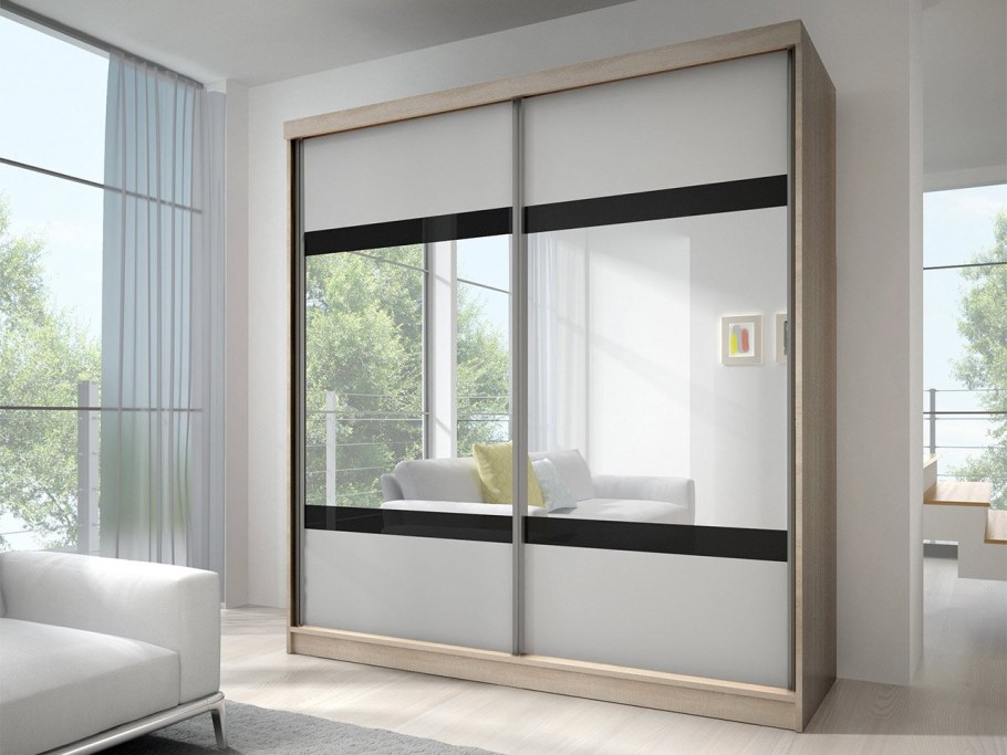 Шкаф-купе со стеклянными матовыми дверями