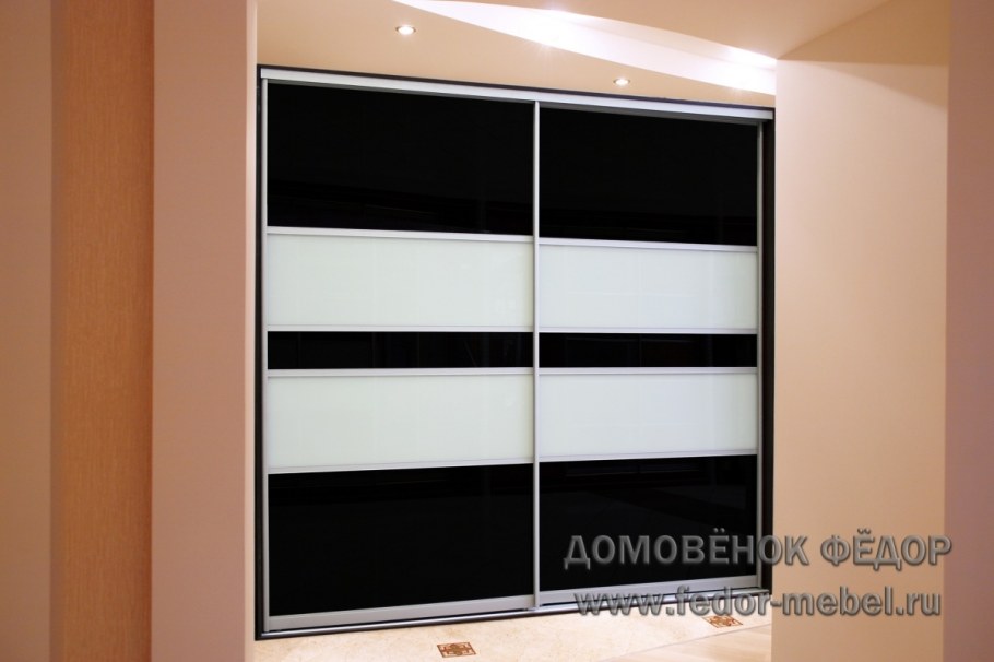 Шкаф купе крашеное стекло