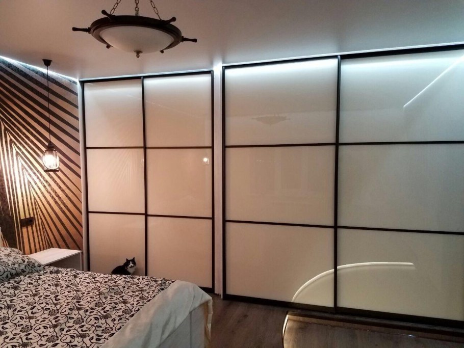 Встроенный шкаф купе с подсветкой