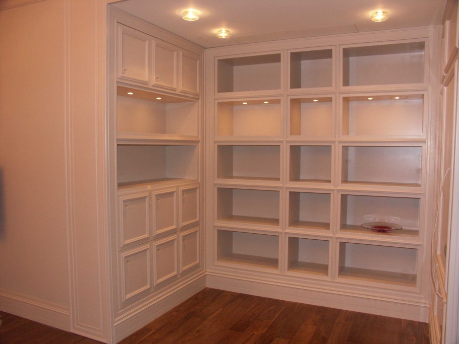 Встроенные стеллажи