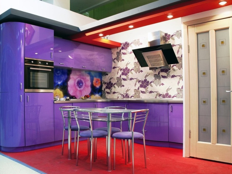 Кухонный гарнитур с разноцветными фасадами