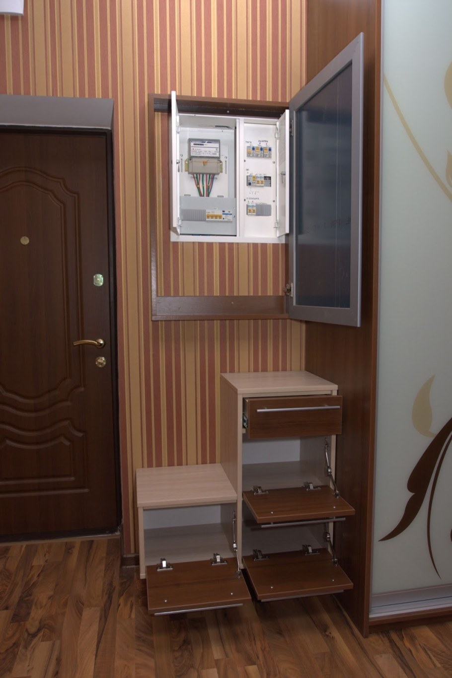 Спрятать электрощиток в прихожей